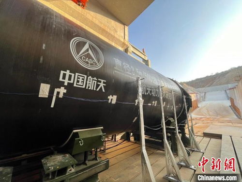 中国推力500吨整体式固体火箭发动机试车成功